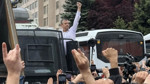 Özgür Özel, sağanak yağmur altında Meclis’e yürüdü