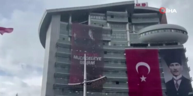 Özel’in CHP Genel Merkezi’ndeki afişi indirildi