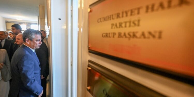 Özgür Özel için bu defa ‘Cumhuriyet Halk Partisi lideri’ ifadesi kullanıldı