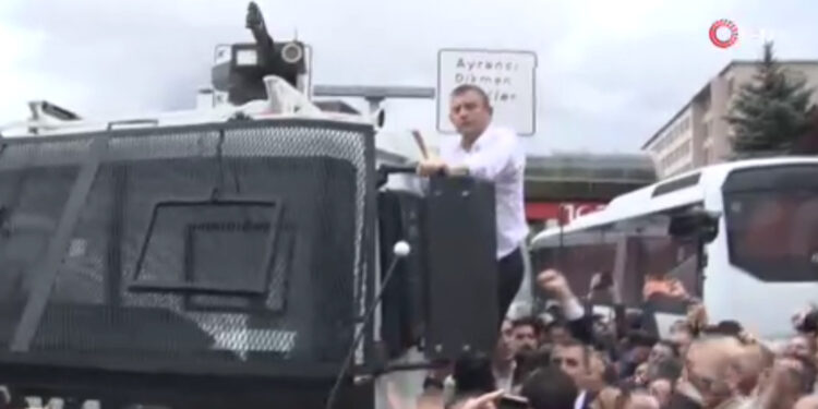 Özgür Özel, TOMA’ya çıkıp slogan attı