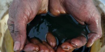 Çiftliğinde su ararken petrol buldu: Hayatı kabusa döndü