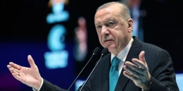 Yıllar önce övdüğü üniversiteyi tek gecede kapattı