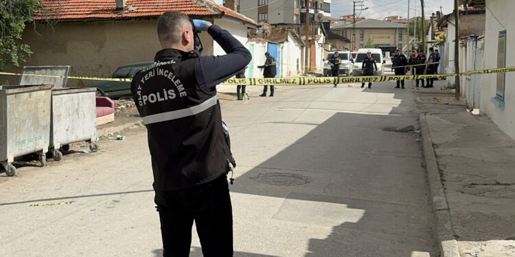 Tartıştığı 16 yaşındaki çocuğu başından tabancayla vurdu