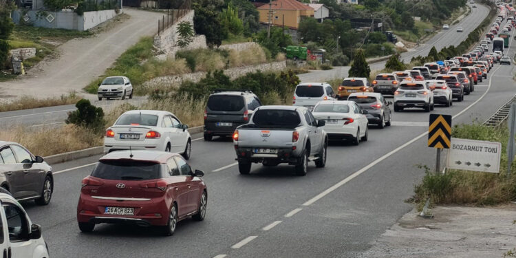 Tatilciler akın ediyor: Araç kuyruğu 22 kilometreye ulaştı
