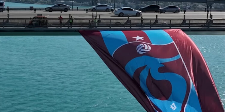 Trabzonspor Bayrağı İstanbul Boğazı’na asıldı