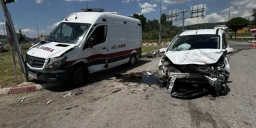 Kütahya’da özel ambulansla hafif ticari araç çarpıştı: 7 kişi yaralandı