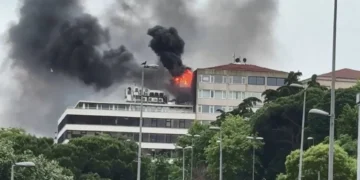 Beyoğlu’nda 5 katlı binanın çatı katında yangın