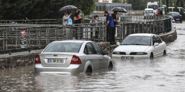 Sıcaklıklar 7 derece birden düşecek! İstanbul, Ankara, Edirne, Antalya dahil 50 il için yağış alarmı!