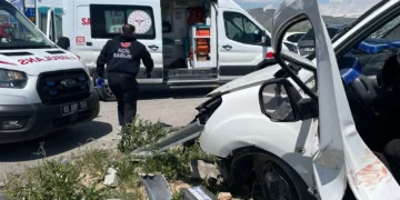 Van’da iki aracın çarpıştığı feci kaza! 4 kişi hayatını kaybetti, 2 kişi yaralandı