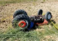 Devrilen traktörün altında kalan çiftçi yaşamını yitirdi