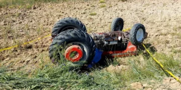 Devrilen traktörün altında kalan çiftçi yaşamını yitirdi