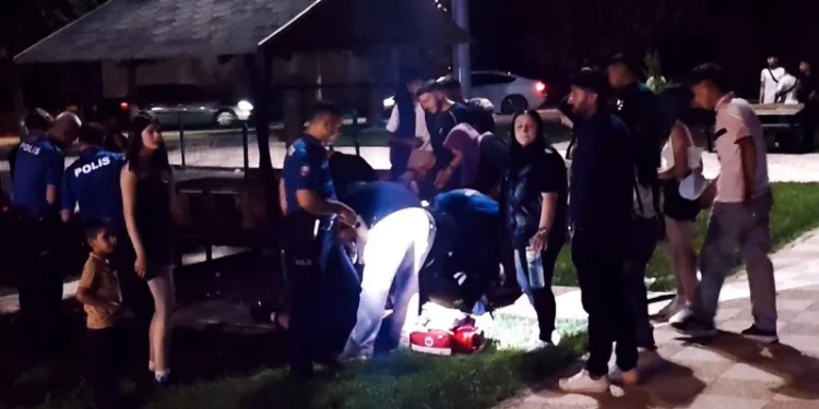 Parkta kanlı ve biber gazlı saldırı: 17 yaşındaki genç ağır yaralandı