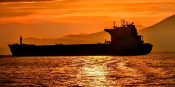İngiltere, Rusya’nın “gölge filosuna” ait petrol tankerini durdurdu