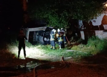 Park halindeki otomobil alev alev yandı, polis alarma geçti