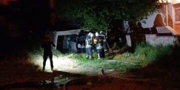 Park halindeki otomobil alev alev yandı, polis alarma geçti