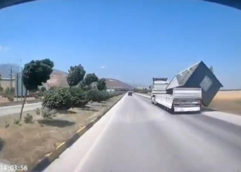 TIR’da yüklü konteyner, fırtınada düştü