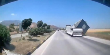 TIR’da yüklü konteyner, fırtınada düştü