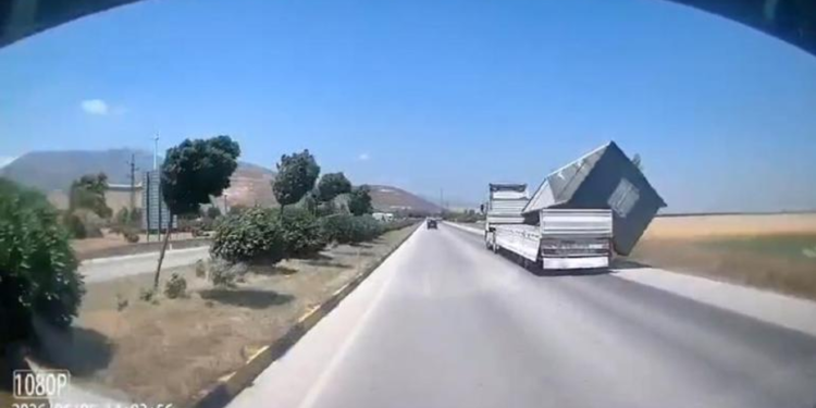 TIR’da yüklü konteyner, fırtınada düştü