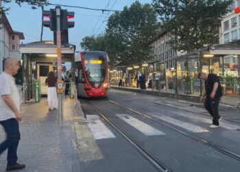 Fatih’te raylara düşüp tramvayın altında kalan çocuk öldü