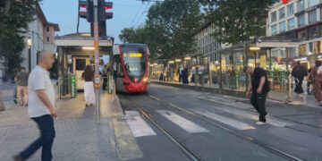 Fatih’te raylara düşüp tramvayın altında kalan çocuk öldü