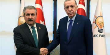 Cumhurbaşkanı Erdoğan, yeniden BBP Genel Başkanı seçilen Destici’yi tebrik etti
