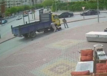 Dehşet anları kamerada…. Bisikletteki 3 çocuk kamyonetin altında kaldı