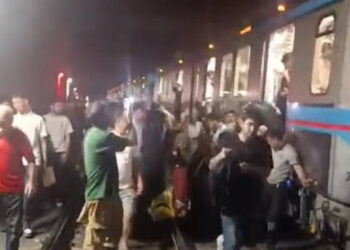 Gaziosmanpaşa’da trafoda çıkan yangın nedeniyle tramvay seferleri durdu
