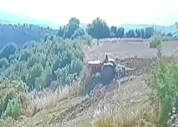 Manisa’da feci olay kamerada! 4 çocuk babası devrilen traktörünün altında öldü