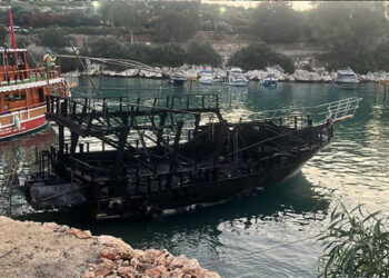 Mersin’de kıyıya bağlı 6 tekne çıkan yangında küle döndü