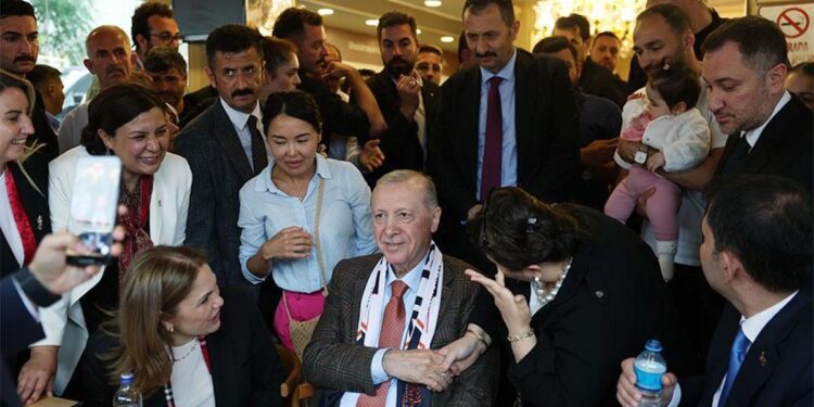 Cumhurbaşkanı Erdoğan Edirne’de vatandaşların taleplerini dinledi, sohbet etti