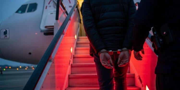 42’si kırmızı bültenle aranan 90 suçlu Türkiye’ye getirildi