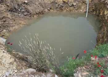 Serinlemek için inşaat çukurunda biriken suya giren iki kardeş boğuldu