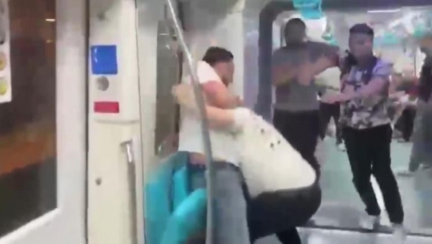 Marmaray’da yumruklu kavga… O anlar kameraya böyle yansıdı