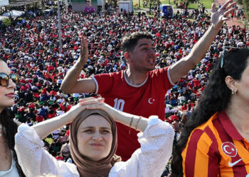 Bu sabah tüm yurtta aynı heyecan yaşandı: Binlerce vatandaş meydanlarda toplanıp milli maçı böyle izledi