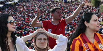 Bu sabah tüm yurtta aynı heyecan yaşandı: Binlerce vatandaş meydanlarda toplanıp milli maçı böyle izledi