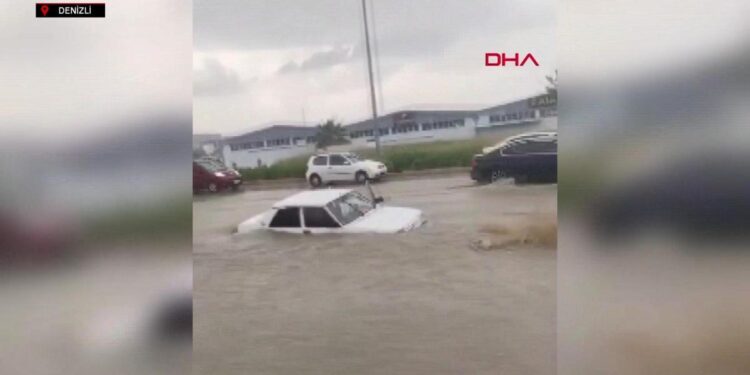 Yağış bir anda hayatı durdurdu: Yollar göl oldu, araçlar mahsur kaldı