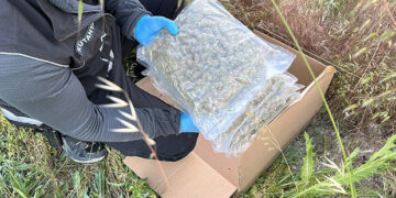 Kütahya’da şüpheli otomobil! Polisi görünce uyuşturucuyu otların arasına gizlediler
