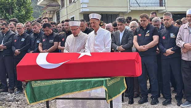 AFAD personeline acı veda! Cenaze namazını babası kıldırdı
