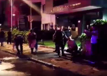 Kızını rahatsız eden gencin kulağını kesti: 1’i polis 2 yaralı
