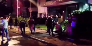 Kızını rahatsız eden gencin kulağını kesti: 1’i polis 2 yaralı