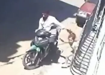 7 yaşındaki kızına defalarca tokat atıp, saçından sürükledi
