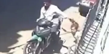 7 yaşındaki kızına defalarca tokat atıp, saçından sürükledi