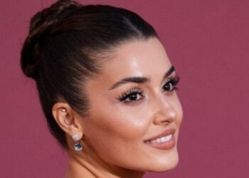 Hande Erçel’i sevindiren hamilelik müjdesi: İlk yorumu dikkat çekti