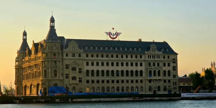 Haydarpaşa eski ihtişamına adım adım kavuşuyor! İskeleler kalktı, tarihi cephe gün yüzüne çıktı