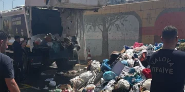 Çöp kamyonu sürücüsü olası faciayı fark etti: Yanmaya başlayan aracını itfaiyeye götürdü