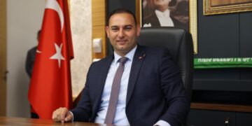 Koşar adım AKP’ye gidiyordu: Eski paylaşımları başını yaktı!