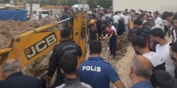 Baba ve oğlu göçük altında kaldı: 2 yaralı