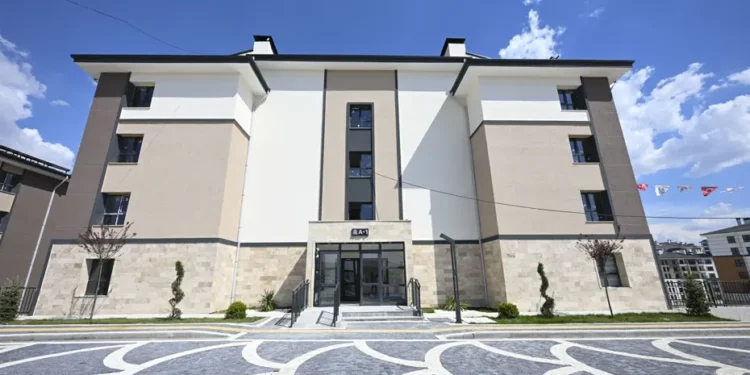 TOKİ’nin 20 bin konutluk projesinde örnek daire tanıtıldı