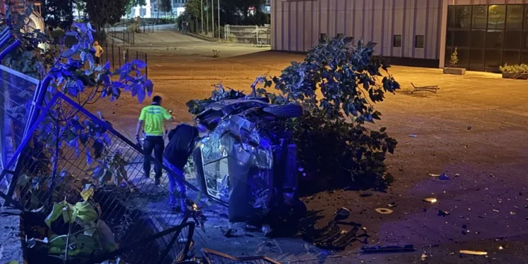 Sıkıştırılan otomobil takla attı. 4 kişi yaralandı, sürücü firarda