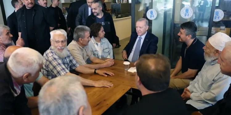 Cumhurbaşkanı Erdoğan Beyoğlu’nda vatandaşlarla buluştu